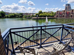 Wapping 700sqft 2 Bedroom Apartment - South facing Dockside views - secure parking